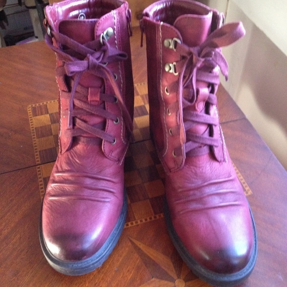ISO Please Help I'm ISO SIZE 6 Earth Origins Red Leather Moto Boots